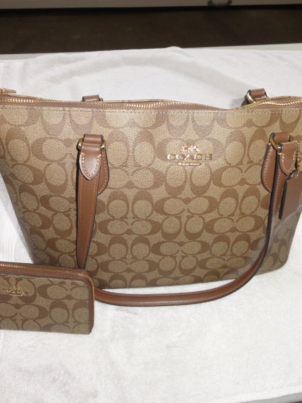 Coach Gallery Tote Signature Canvas & Medium ID Zip Wallet - VERY GOOD CONDITION